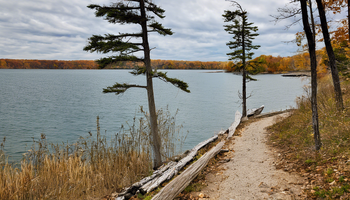 Best-Lakefront-Hiking-Trails-in-the-Midwest-for-Stunning-Water-Views